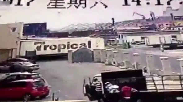 لحظه له شدن راننده کامیون بین دو خودرو + فیلم