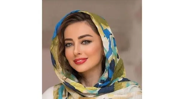 ژست نفیسه روشن در ماشینش +عکس 