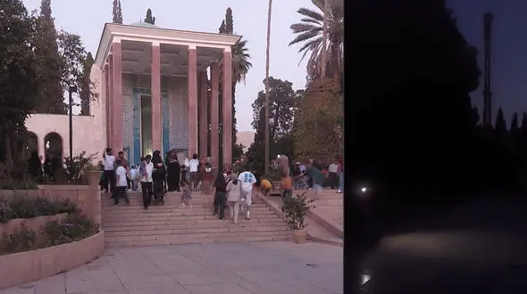 قطعی برق آرامگاه سعدی؛ بازدید گردشگران با نور موبایل + فیلم