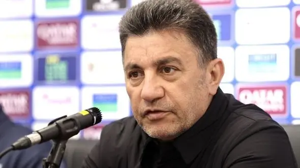 عکس/ نگاهی به چهره غمزده و میز عزای ساده خواهر جوان امیر قلعه نویی/ گلی با روبان مشکی ، سینی خرما و سینی حلوا