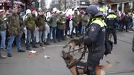 فیلم اقدام عجیب پلیس با معترضان / سگ ها را به جان مردم انداختند