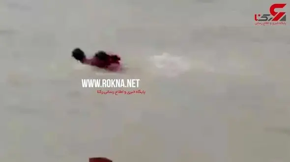 لحظه نجات مرد در حال غرق شدن توسط پلیس فداکار +فیلم 