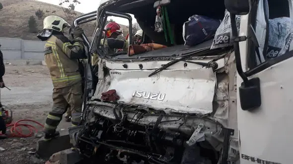 تصادف هولناک کامیون سیب در بزرگراه شهید یاسینی + فیلم و تصاویر