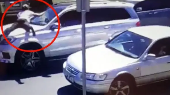 اقدام متهورانه زن شجاع برای نجات جان نوزاد 6 ماهه+فیلم 