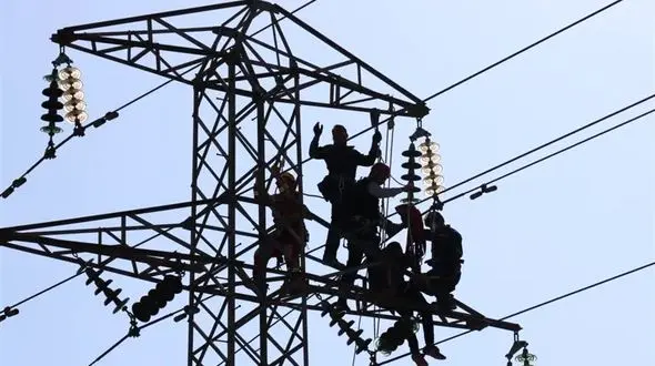 نجات شخص آسیب دیده از روی دکل برق فشار قوی در اصفهان 