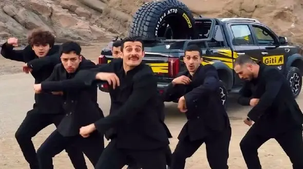 رقص/اکیپ بندری با ماشین غولپیکرشون چه رقص پر ریتم و قری بندری میکنن عین رباتن