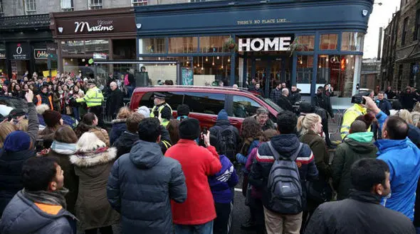 صف طولانی هواداران برای دیدن سوپراستار مشهور سینما +تصاویر 