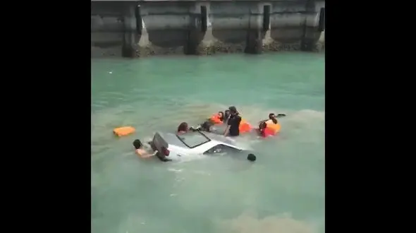 فیلم سقوط پژو 405 در دریای خلیج فارس / یک زن یک کودک و 2 مرد سرنشین بودند