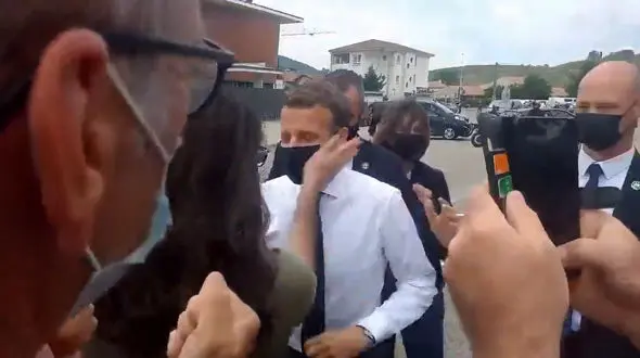 فیلم لحظه سیلی خوردن مکرون از یک زن در میان جمعیت 