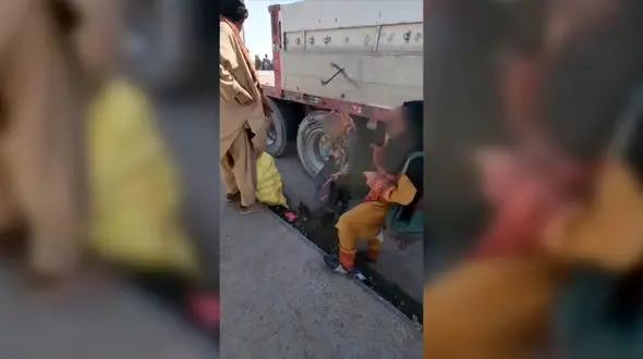 کولبری سوخت دخترکان با کیف مدرسه / بازار سیاه بنزین در سیستان و بلوچستان؛ قربانیان کودک + فیلم