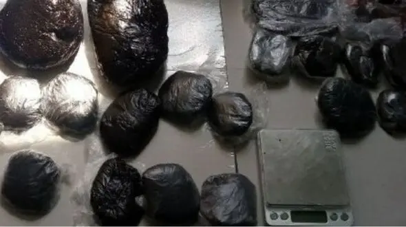 قاچاقچی معروف به نام پرویز دستگیر شد / او 52 کیلو تریاک همراهش بود