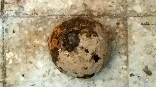 کشف یک گلوله توپ جنگی ۱۰۰ ساله در محوطه کاخ چهل‌ستون اصفهان 