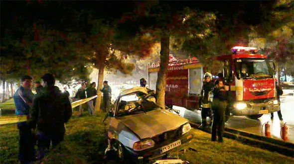 پراید پس از تصادف با درخت صحنه ای عجیبی را رقم زد+ عکس
