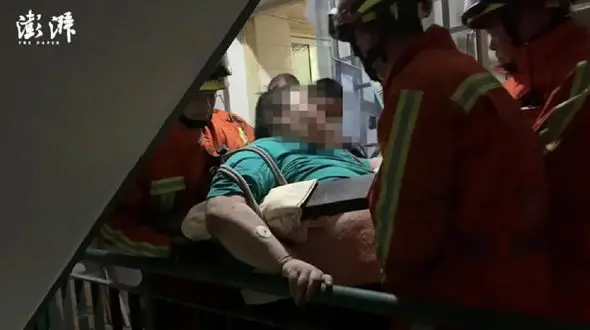 دردسر مرد 200 کیلویی برای 12 مامور آتش نشانی ! + فیلم / چین