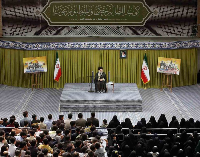 دیدار جمعی از دانش‌آموزان و دانشجویان سراسر کشور با حضرت آیت الله خامنه ای رهبر معظم انقلاب 