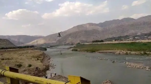 فیلم لحظه آبگیری بالگرد اطفاء حریق در لرستان