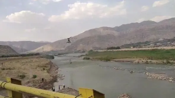 فیلم لحظه آبگیری بالگرد اطفاء حریق در لرستان