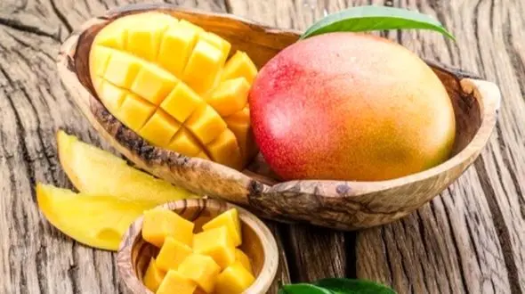 چگونه بدون کثیف‌ کاری انبه را مثل حرفه‌ای‌ ها برش بزنیم؟