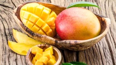 چگونه بدون کثیف‌ کاری انبه را مثل حرفه‌ای‌ ها برش بزنیم؟