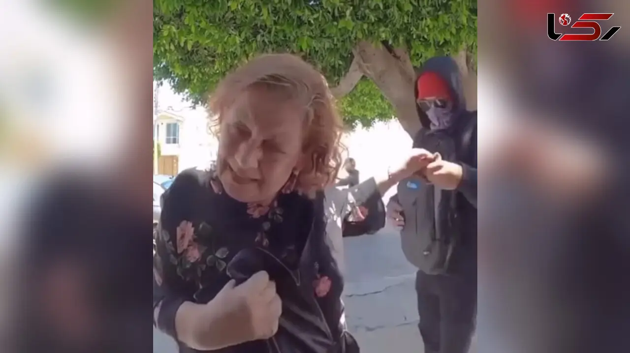 فیلم صحنه سرقت یک پسر از معلم دوران کودکی... / خانم معلم چقدر کتکش زد ...