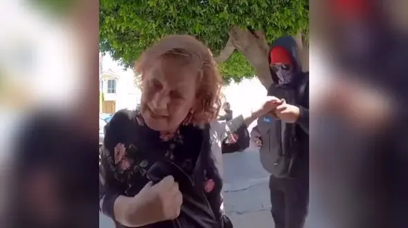 فیلم صحنه سرقت یک پسر از معلم دوران کودکی... / خانم معلم چقدر کتکش زد ...