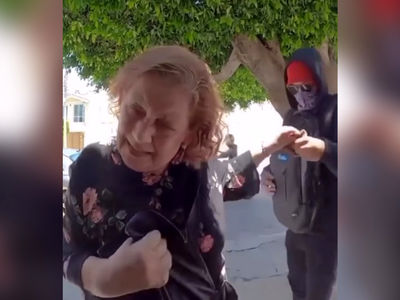 فیلم صحنه سرقت یک پسر از معلم دوران کودکی... / خانم معلم چقدر کتکش زد ...