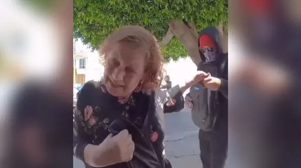 فیلم صحنه سرقت یک پسر از معلم دوران کودکی... / خانم معلم چقدر کتکش زد ...