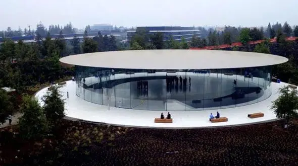 محل رونمایی از آیفون 8 + فیلم