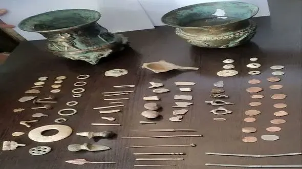 کشف اشیای باستانی در ازنا