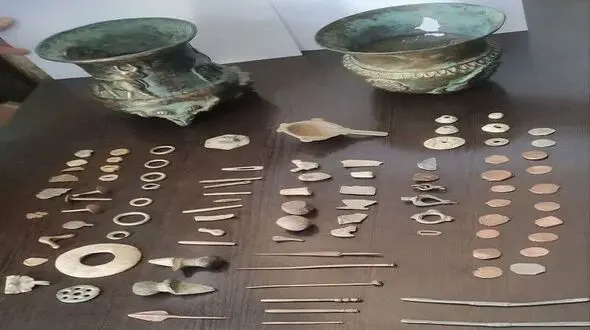کشف اشیای باستانی در ازنا