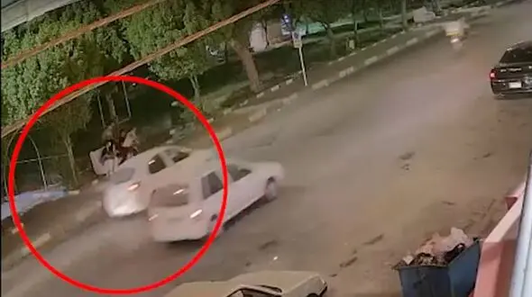 فیلم لحظه گوشی قاپی در خیابان های آبادان / سارقان دستگیر شدند