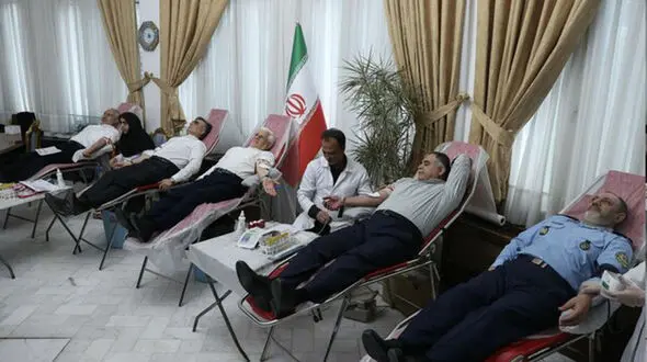 اهدای خون معاون اول رئیس جمهور و اعضای دولت برای مجروحان حادثه بندر شهید رجایی بندرعباس