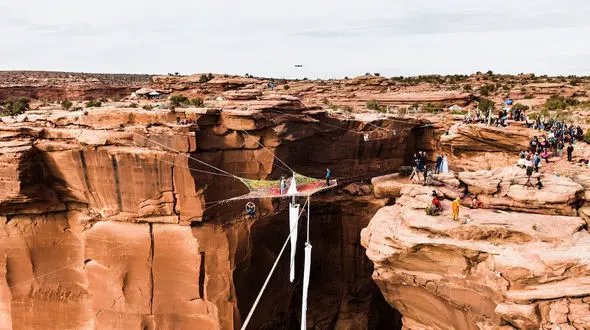 داماد برای عروس راه برگشتی نگذاشت / او دختر جوان را به ارتفاع 120 متری برد و ..! + عکس 