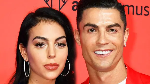 جورجینا نامزد رونالدو کم کم محجبه می‌شود | تیپ نامزد رونالدو با روسری و مانتو 