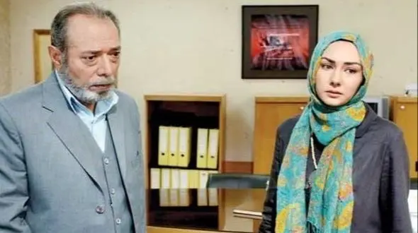 چیدمان مبلمان سلطنتی اتاق نشیمن علی نصیریان، حاج یونس فتوحی سریال میوه ممنوعه/ چه قاب باصفایی