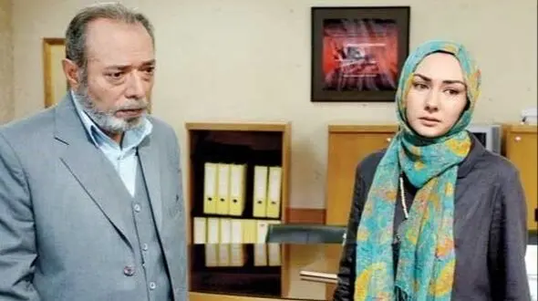 چیدمان مبلمان سلطنتی اتاق نشیمن علی نصیریان، حاج یونس فتوحی سریال میوه ممنوعه/ چه قاب باصفایی