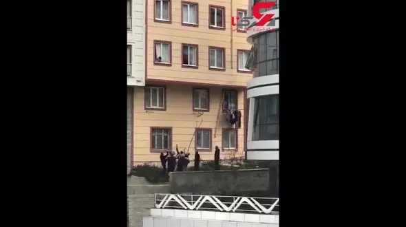 لحظه سقوط کودک نوپا از طبقه سوم + فیلم