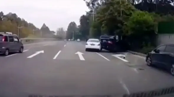 ببینید / فرار از صحنه جرم / فاجعه وسط اتوبان بعد از کورس سرعت و حرکات جنون‌آمیز! + فیلم