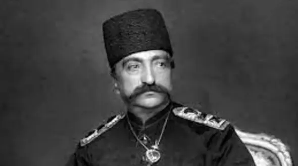 تصویر رنگی‌شدۀ «شمس‌الدوله، همسر ناصرالدین شاه» / سیبیل و ابرو پیوندی کلفت