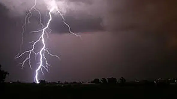 اصابت هولناک صاقه به گردنبند زن گردشگر در زمان حمام آفتاب + جزییات وحشت آور