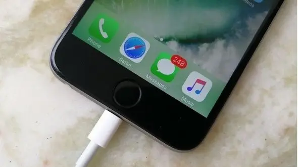 رکاب زدن، ایده‌ای برای شارژ گوشی همراه در فرودگاه سنگاپور + فیلم 