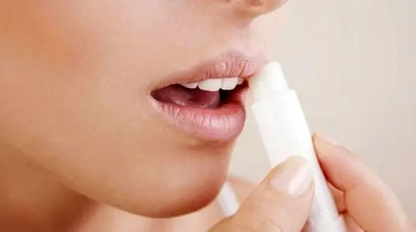 مرطوب کننده های طبیعی و کم هزینه برای لب  های خشک+دستور تهیه