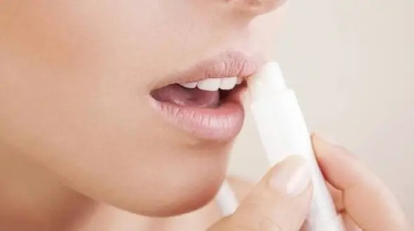 مرطوب کننده های طبیعی و کم هزینه برای لب  های خشک+دستور تهیه