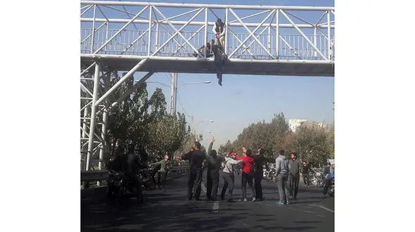 لحظه خودکشی دختر جوان در اتوبان آهنگ تهران+ عکس