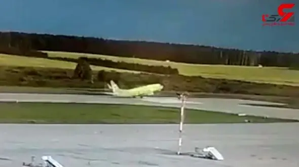 لحظه پرواز نفس گیر هواپیما از روی باند فرودگاه! +فیلم 