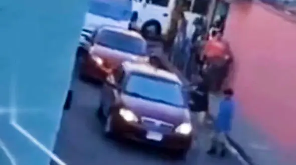 فیلم درگیری عجیب 2 جوان با راننده خودروی لوکس / راننده پسر جوان را با خود برد