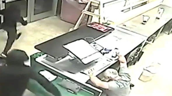 سرقت مسلحانه از پیتزا فروشی+ فیلم