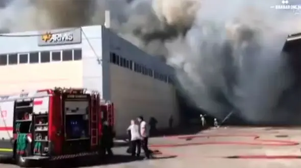 فیلم آتش سوزی مهیب در کارخانه تشک سازی/ ادامه تلاش برای اطفای حریق / در ترکیه رخ داد