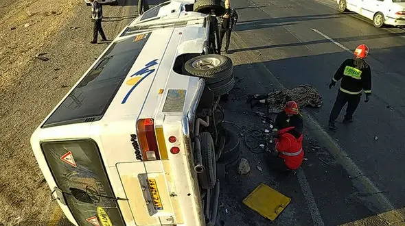 تصادف وحشتناک مینی‌بوس حامل دانش‌آموزان / 13 نفر مصدوم شدند