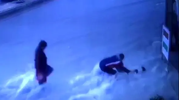 فیلم لحظه غرق شدن پسربچه در سیل بوشهر

